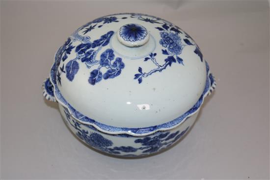 A Chinese blue and white circular tureen and cover, Qianlong period, width 28cm